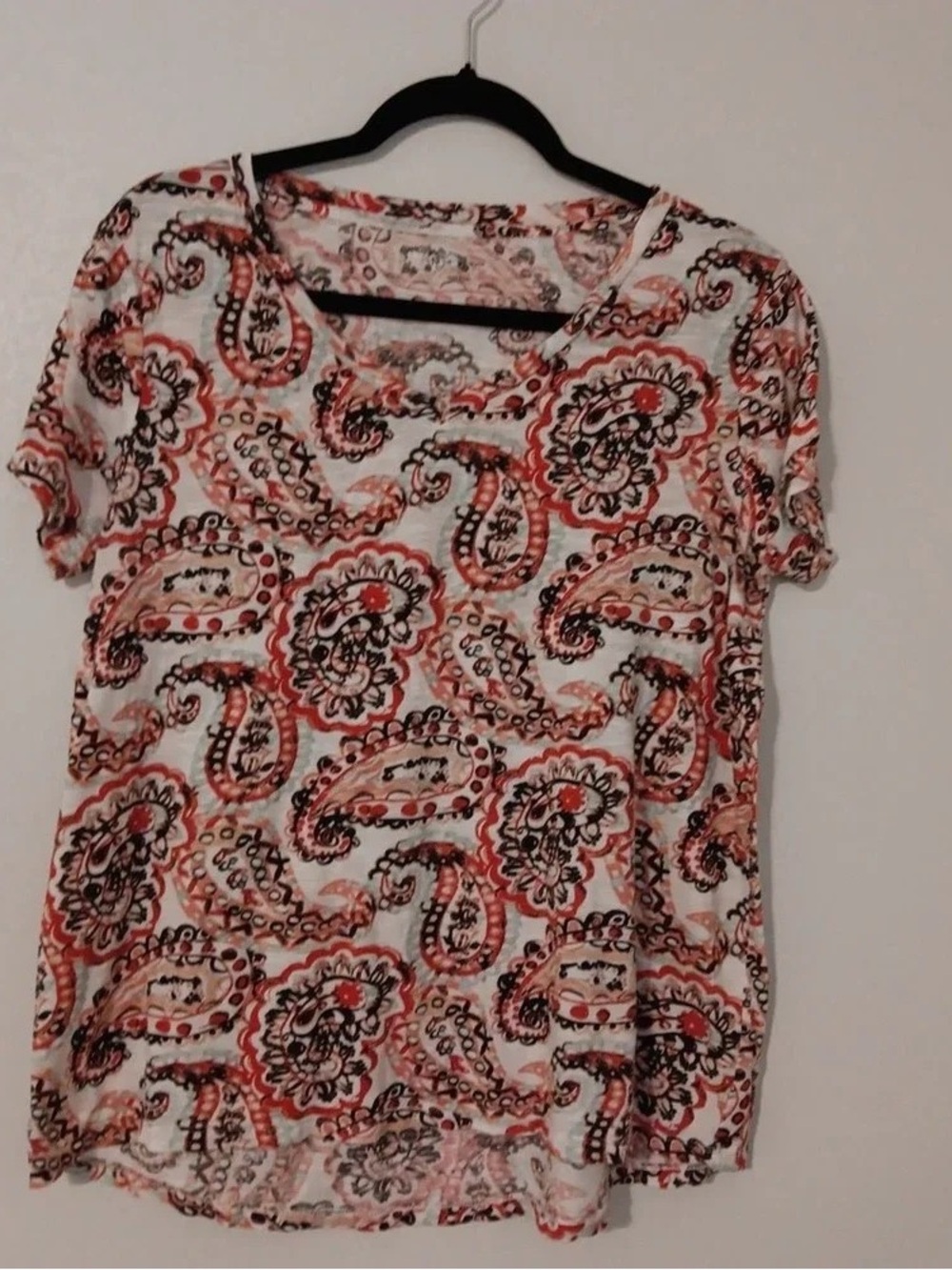No Boundaries White Short Sleeve Paisley Tee with Coral & Black Accents